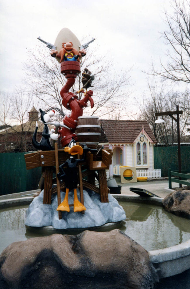 Looney Tunes Fountain Six Flags Theme Parks